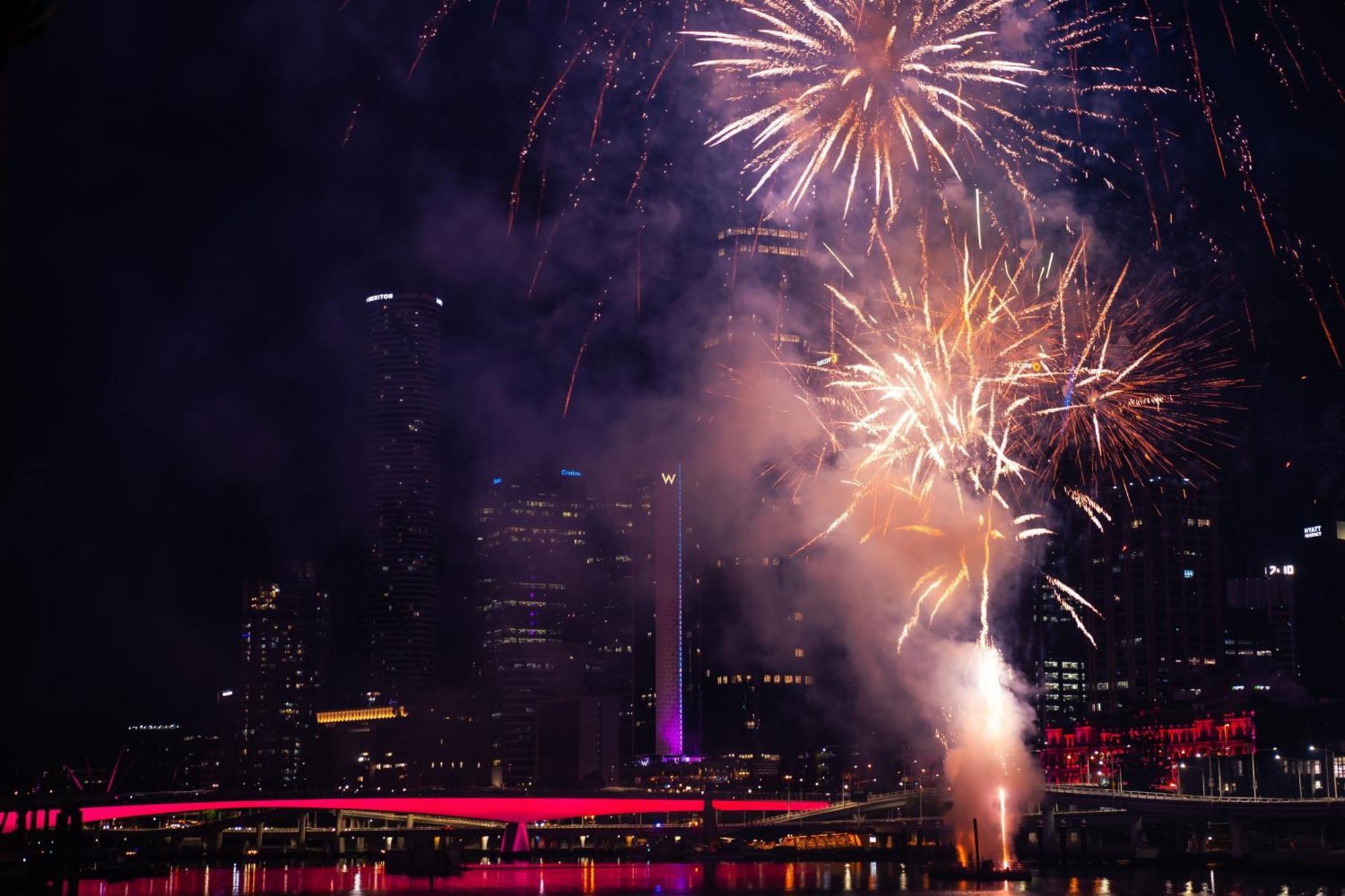 W Brisbane Hotel Eksteriør billede Fireworks at the 2011 New Year's Eve celebrations