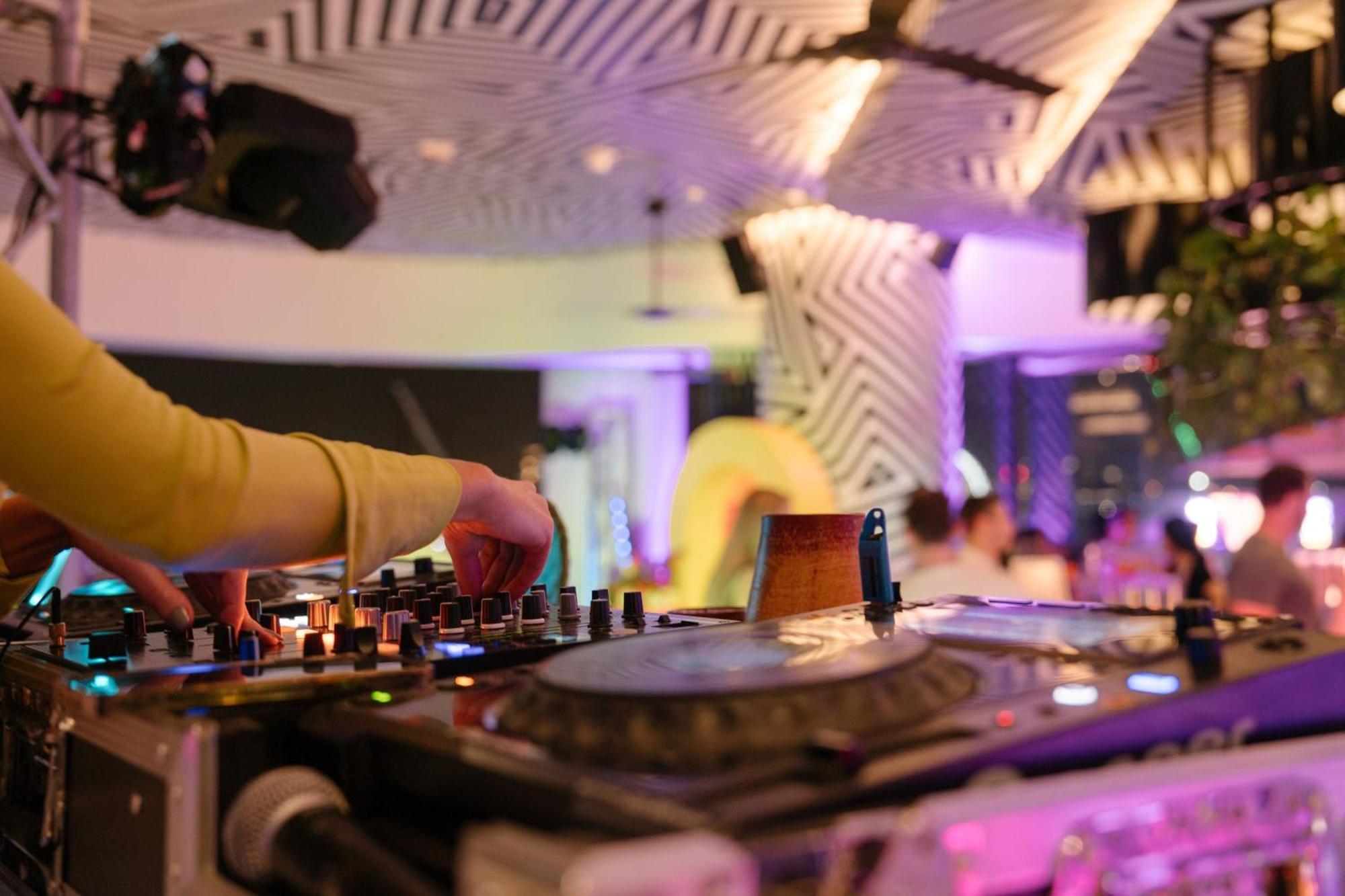 W Brisbane Hotel Eksteriør billede DJ at work